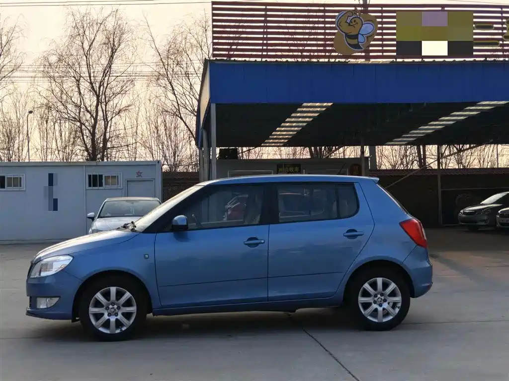 Škoda Fabia 2014 1.4L Automatic Crystal Spirit Edition фото 3
