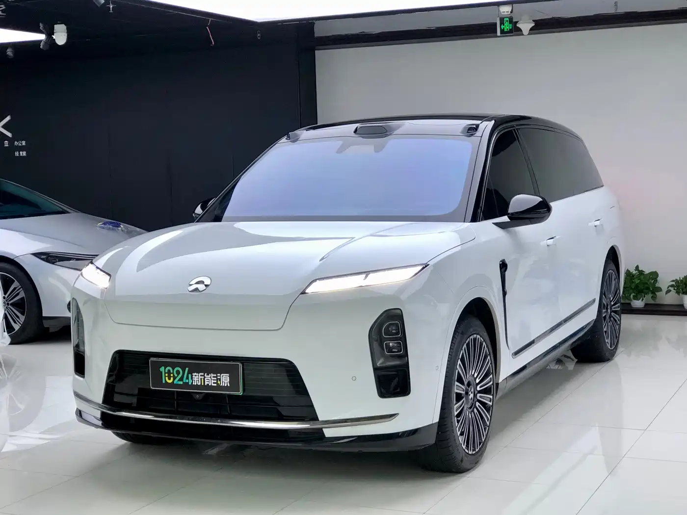 Nio ES8