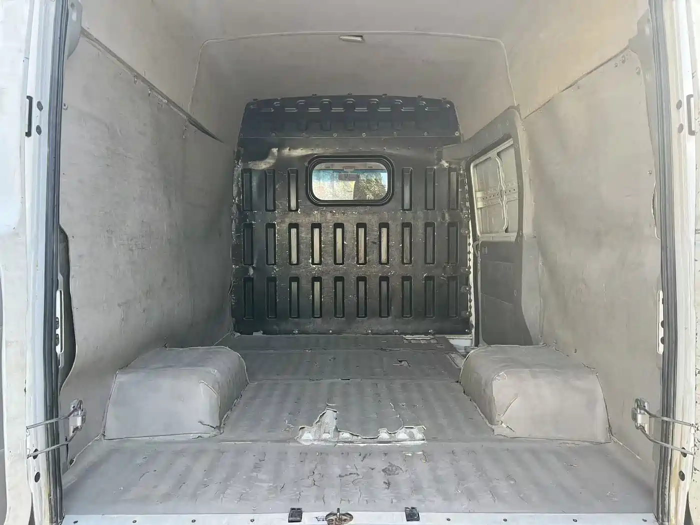 Iveco Daily 2021 2021 Model 2.8T V35 VAN Cargo Van 3 Seats Short Wheelbase Medium Roof Dual Tires Sliding Door