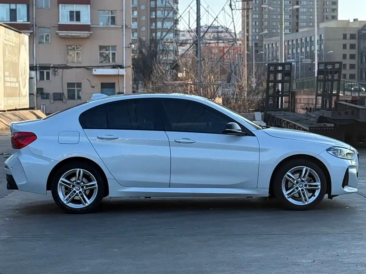 BMW 1 Series 2022 120i M Sport Shadow Edition фото 28