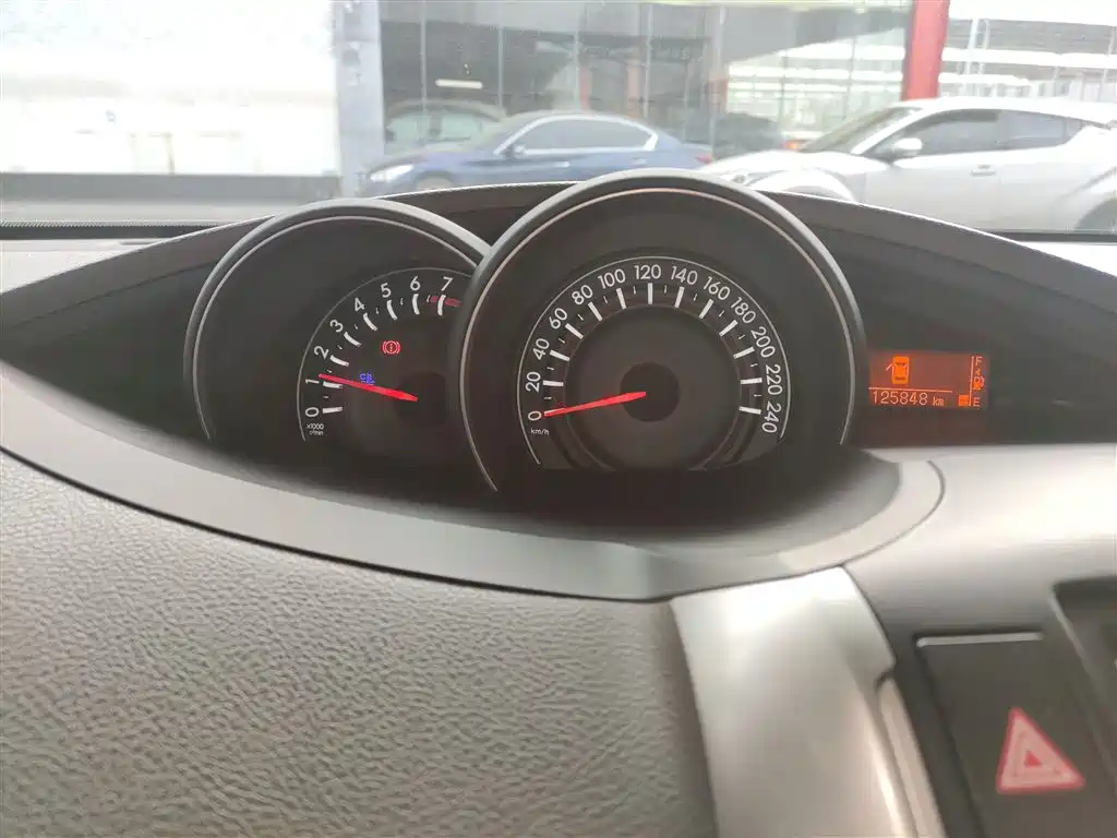 Toyota E'Z 2015 180E CVT Crossover Edition фото 4