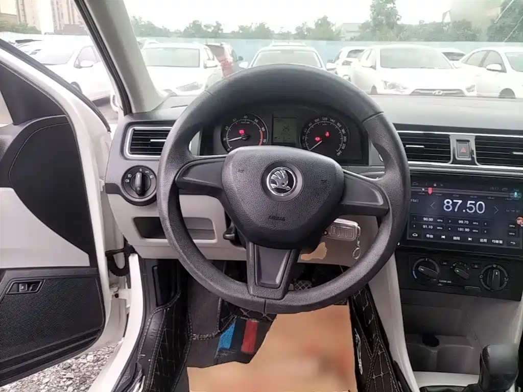 Škoda Rapid 2016 1.6L Manual Pioneer Edition фото 11