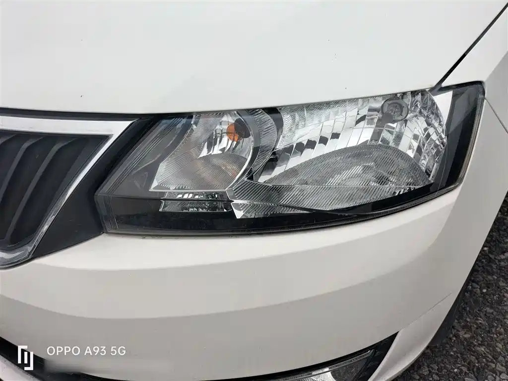 Škoda Rapid 2016 1.6L Manual Pioneer Edition фото 24