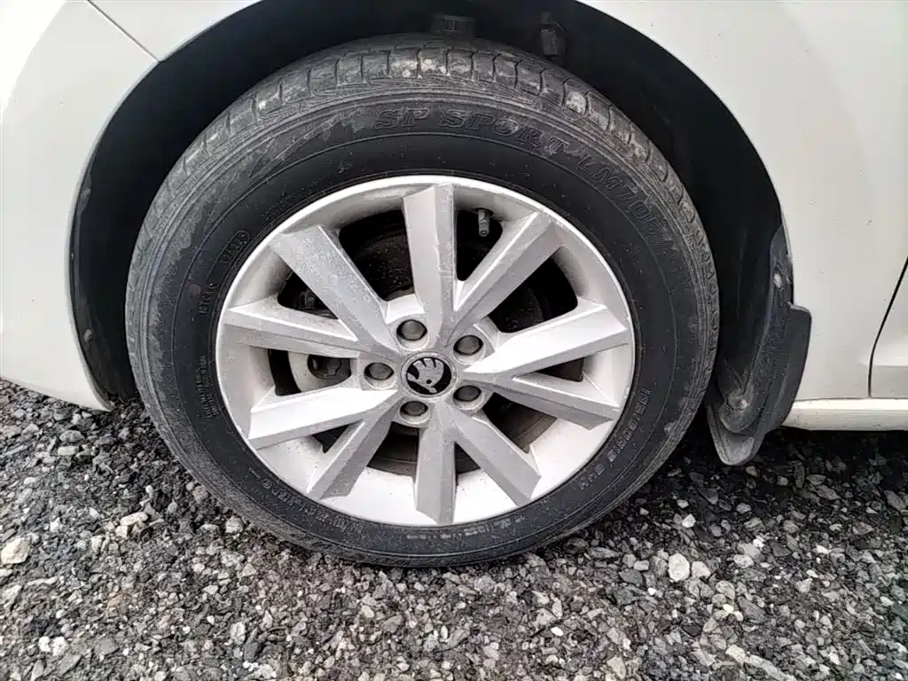 Škoda Rapid 2016 1.6L Manual Pioneer Edition фото 23