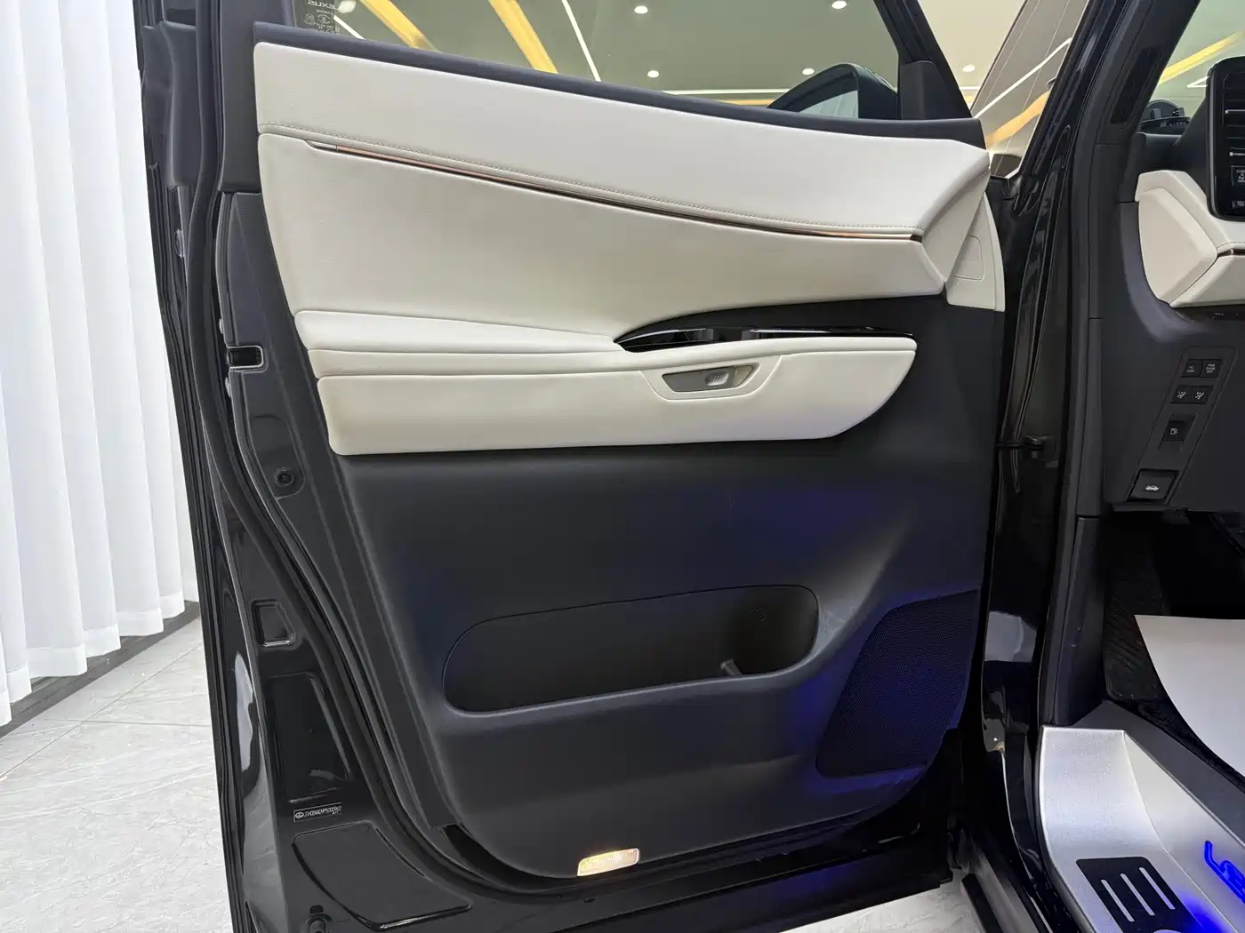 Lexus LM 2023 350h 7-Seater Elegance Edition фото 4
