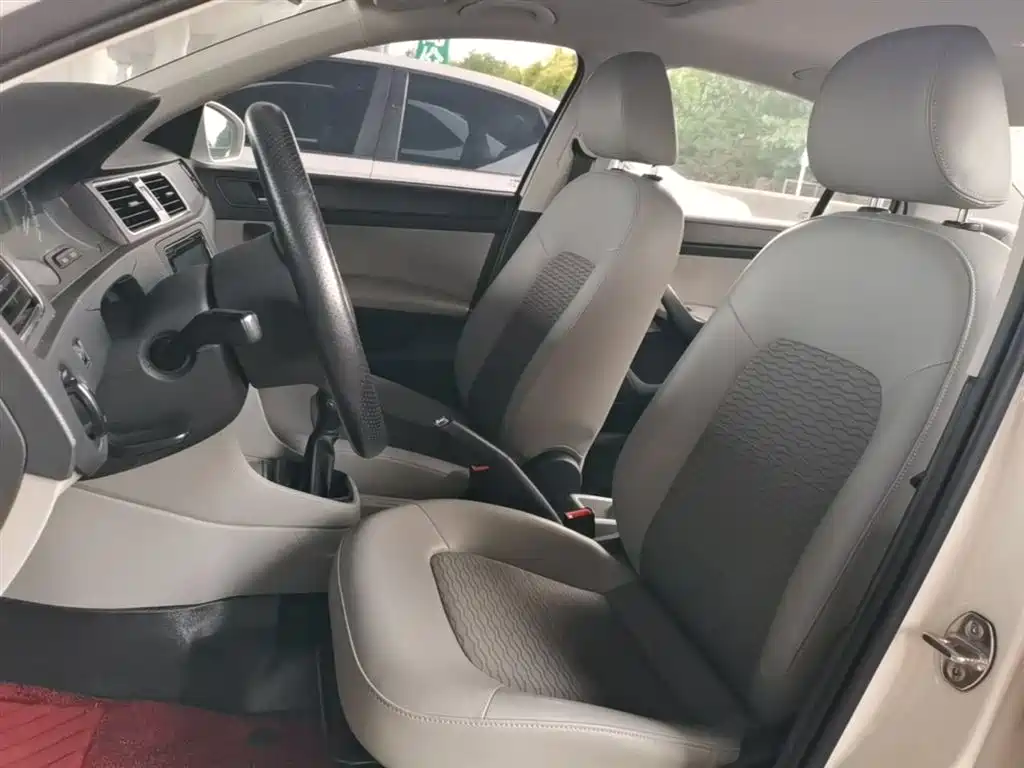 Škoda Rapid 2016 1.6L Manual Pioneer Edition фото 15
