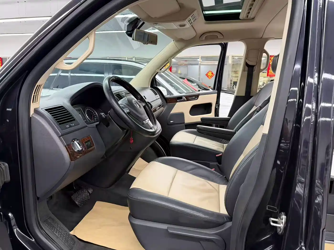 Photo 7 - Volkswagen Multivan