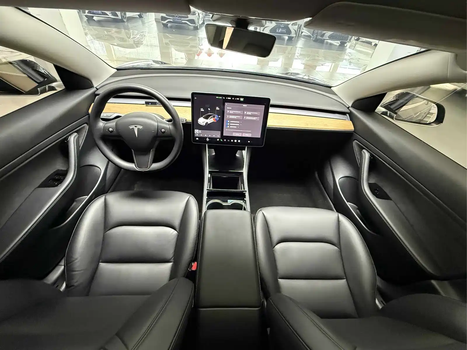 Фото 8 - Tesla Model 3