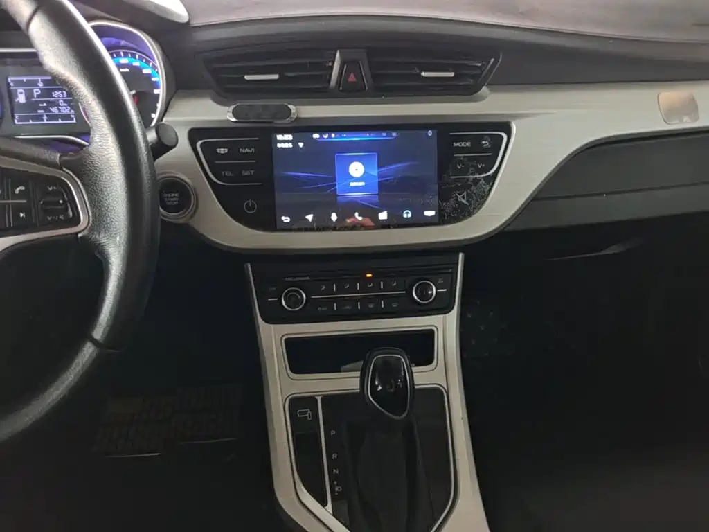 Фото 13 - Geely Vision