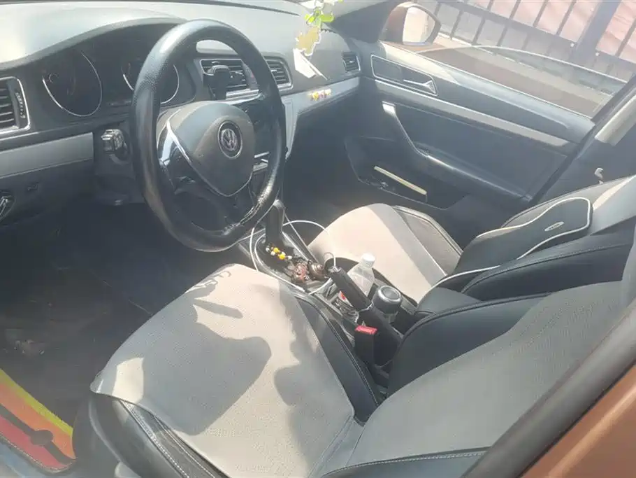 Volkswagen Lavida Tour 2015 1.6L Automatic Comfort Edition фото 9