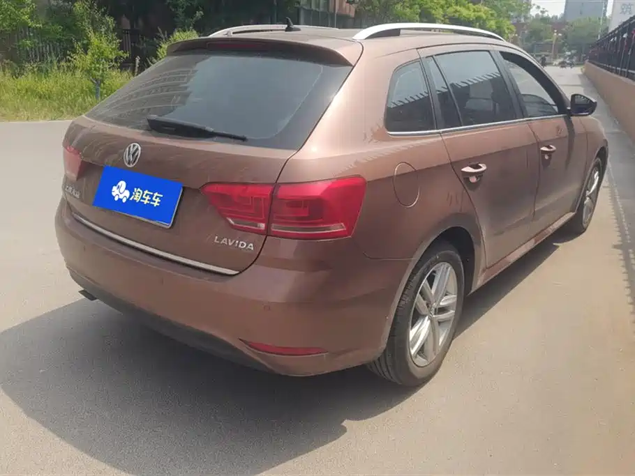 Volkswagen Lavida Tour 2015 1.6L Automatic Comfort Edition фото 3