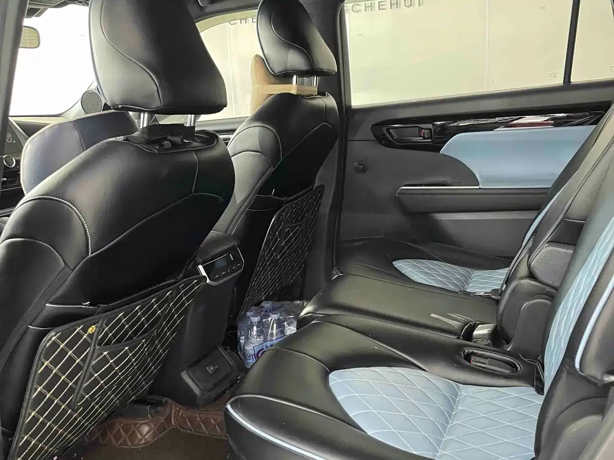Фото 8 - Toyota Crown Kluger