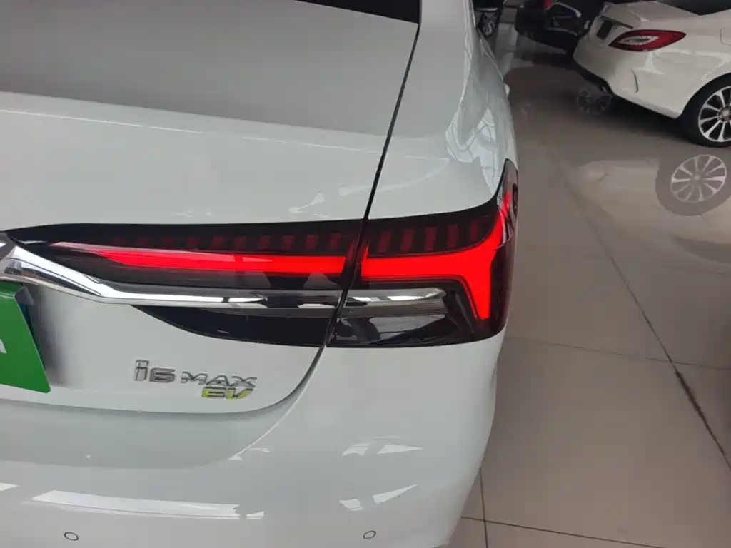 Фото 8 - Roewe i6 MAX EV