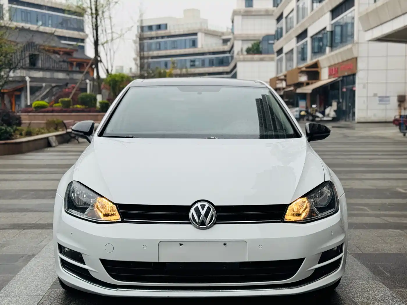 Volkswagen Golf 2017 1.6L Auto Comfort Millionth Edition фото 2