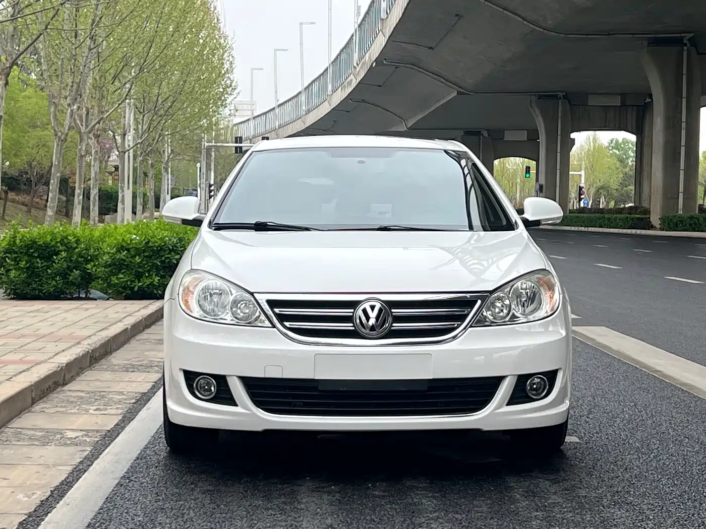Volkswagen Lavida 2011 1.6L Automatic Pinya Edition фото 2