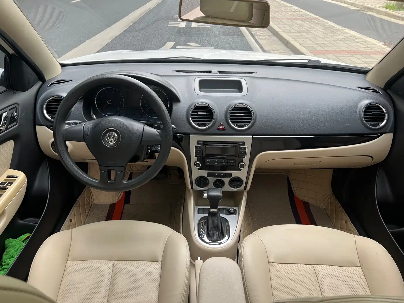 Volkswagen Lavida 2011 1.6L Automatic Pinya Edition фото 12