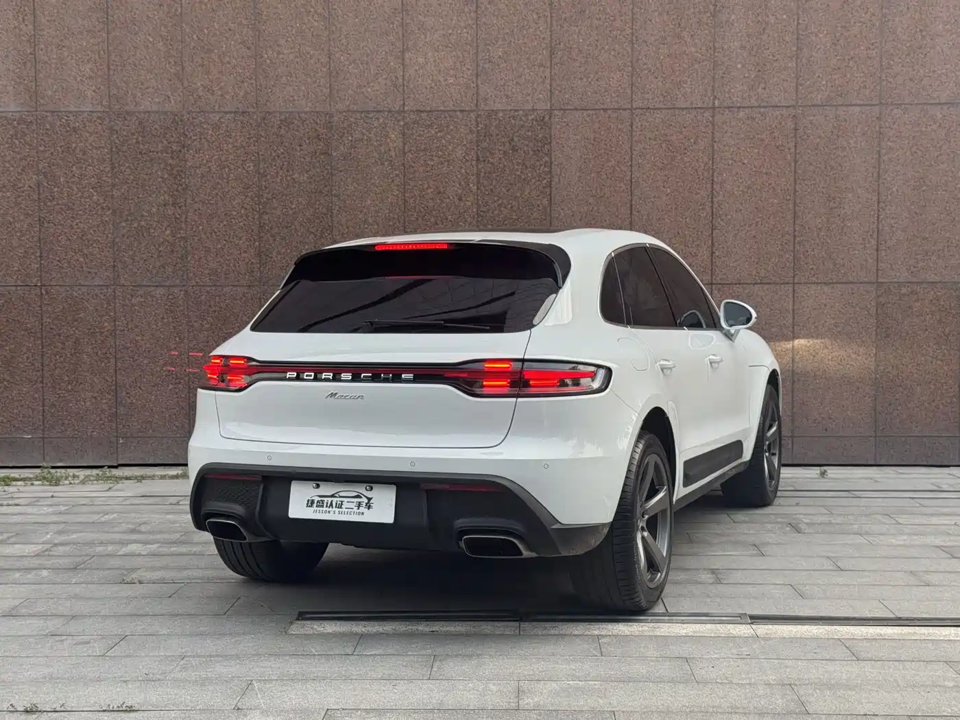 PORSCHE MACAN