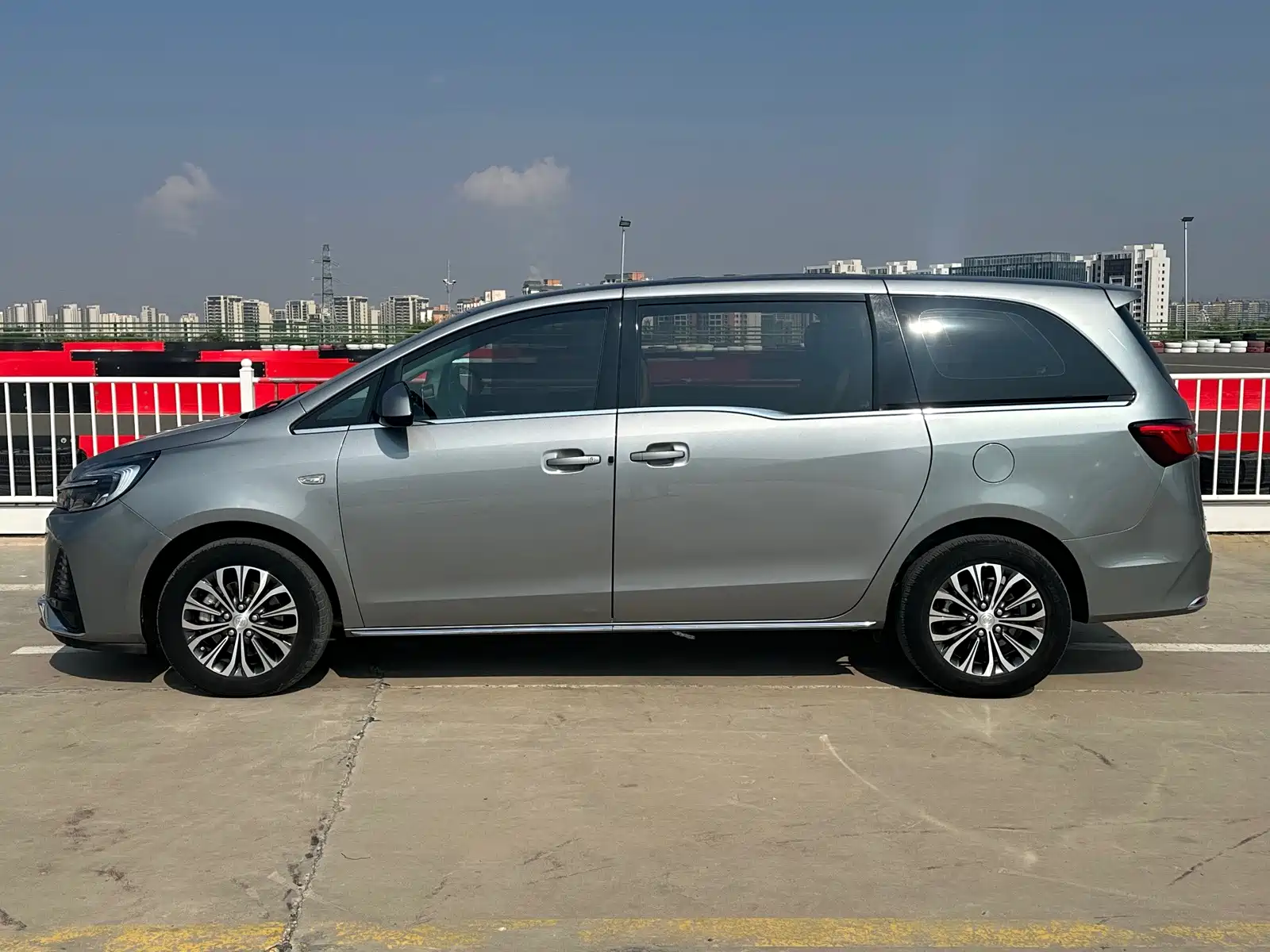 Photo 5 - Buick GL8