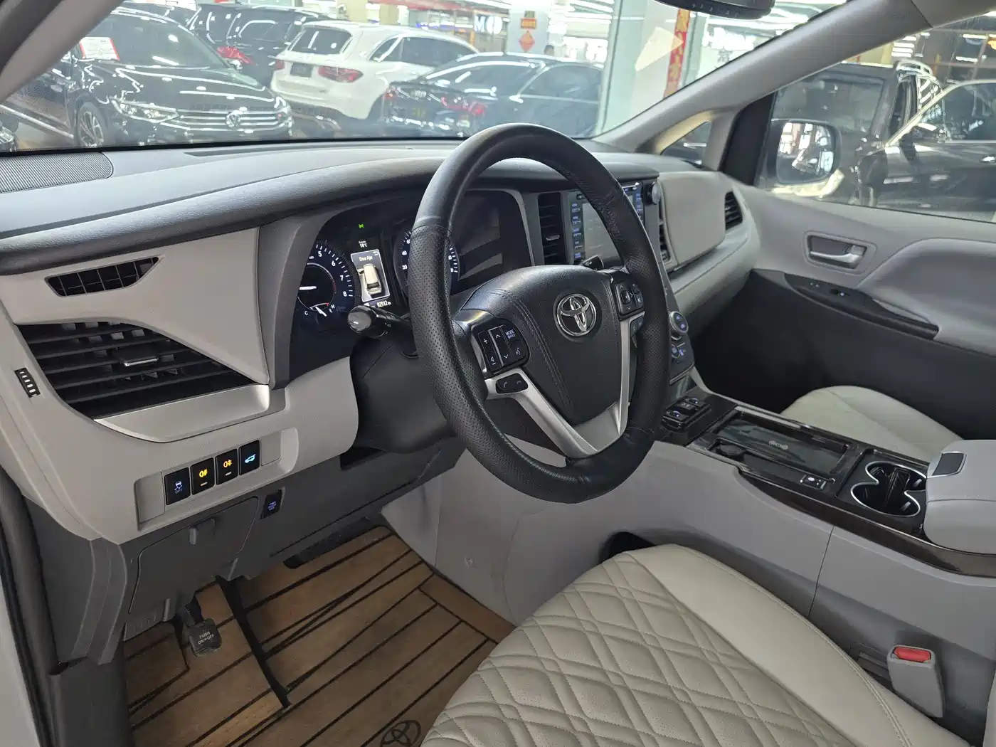 Toyota Sienna 2015 3.5L 4WD L фото 10