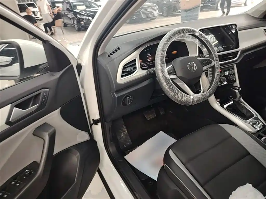 VOLKSWAGEN T-ROC EXPLORING SONGS