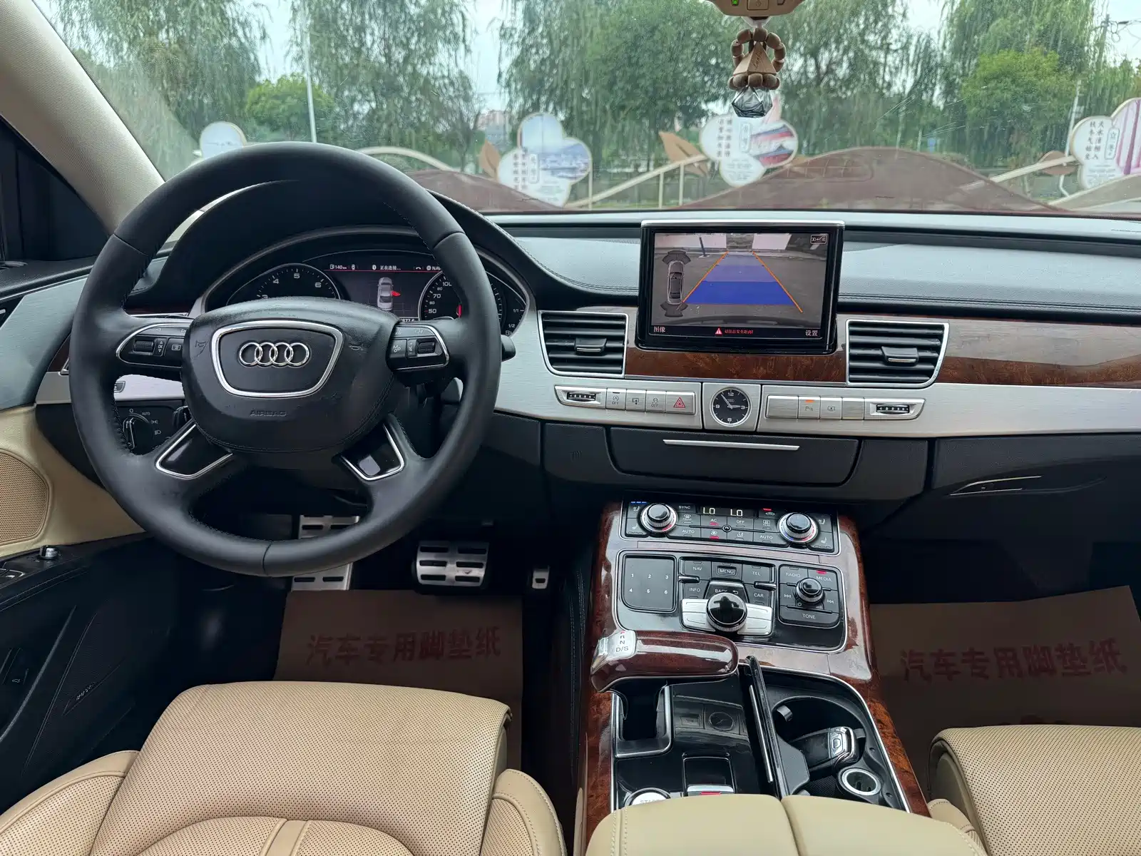 Photo 23 - Audi A8