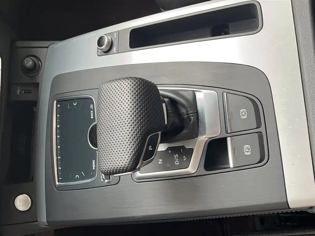 Audi Q5L 2020 Facelift 40 TFSI Honor Fashion фото 11