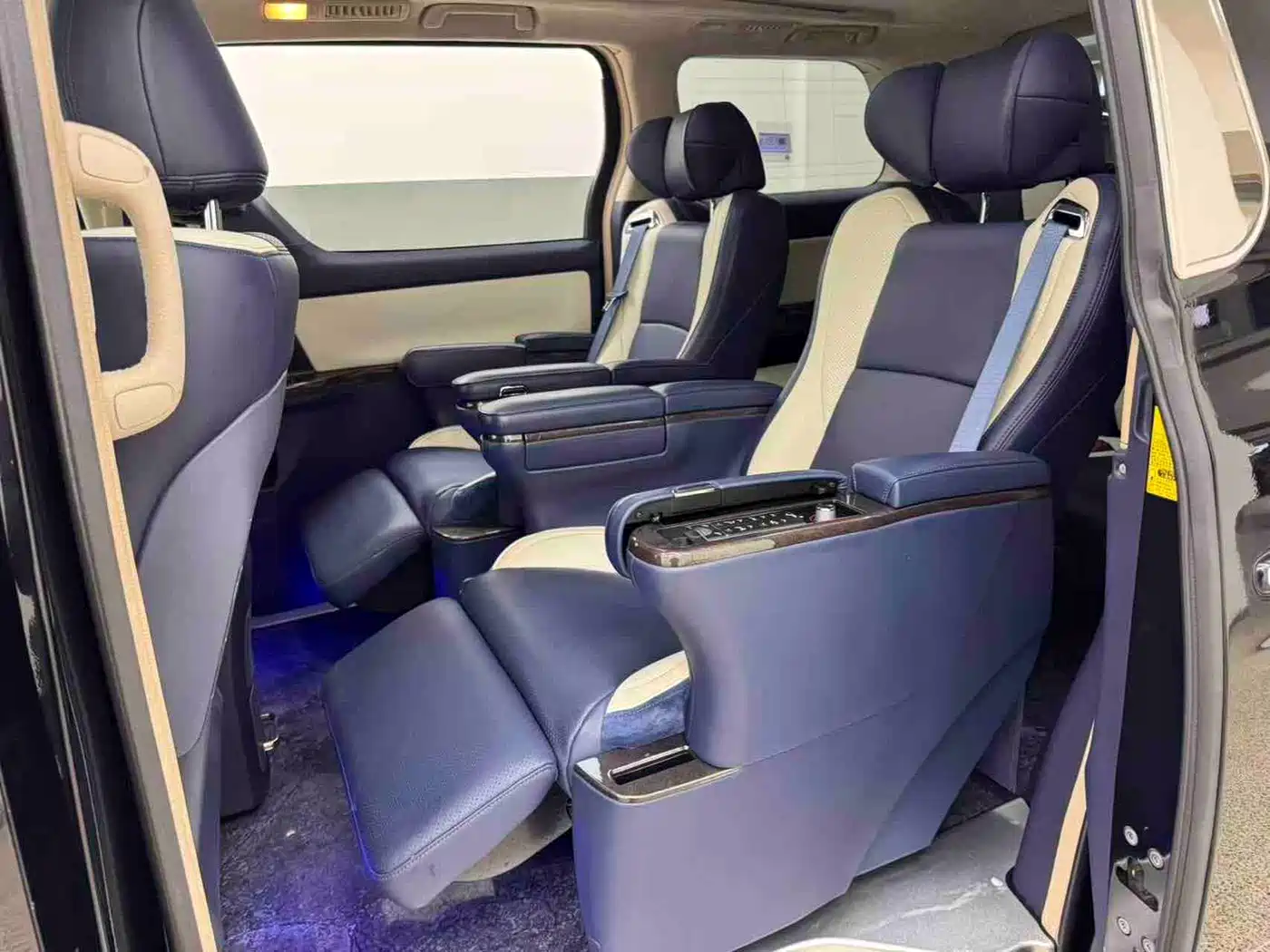 Toyota Alphard 2012 3.5L Luxury Edition фото 11