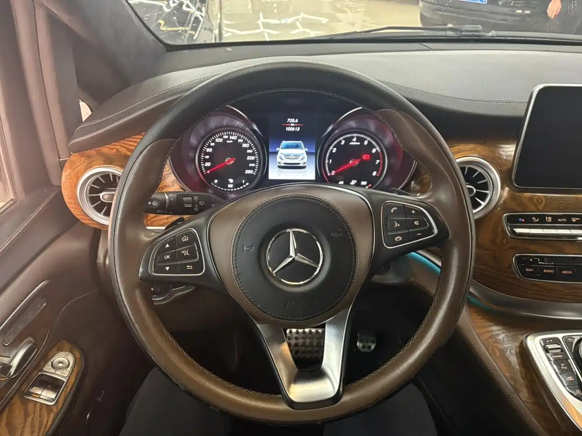 Mercedes-Benz V-Class 2018 V 260 L Premium Long Wheelbase Edition China VI фото 17