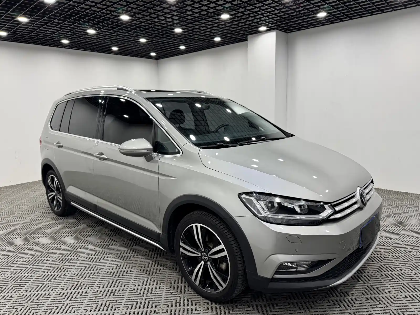 Фото 1 - Volkswagen Touran