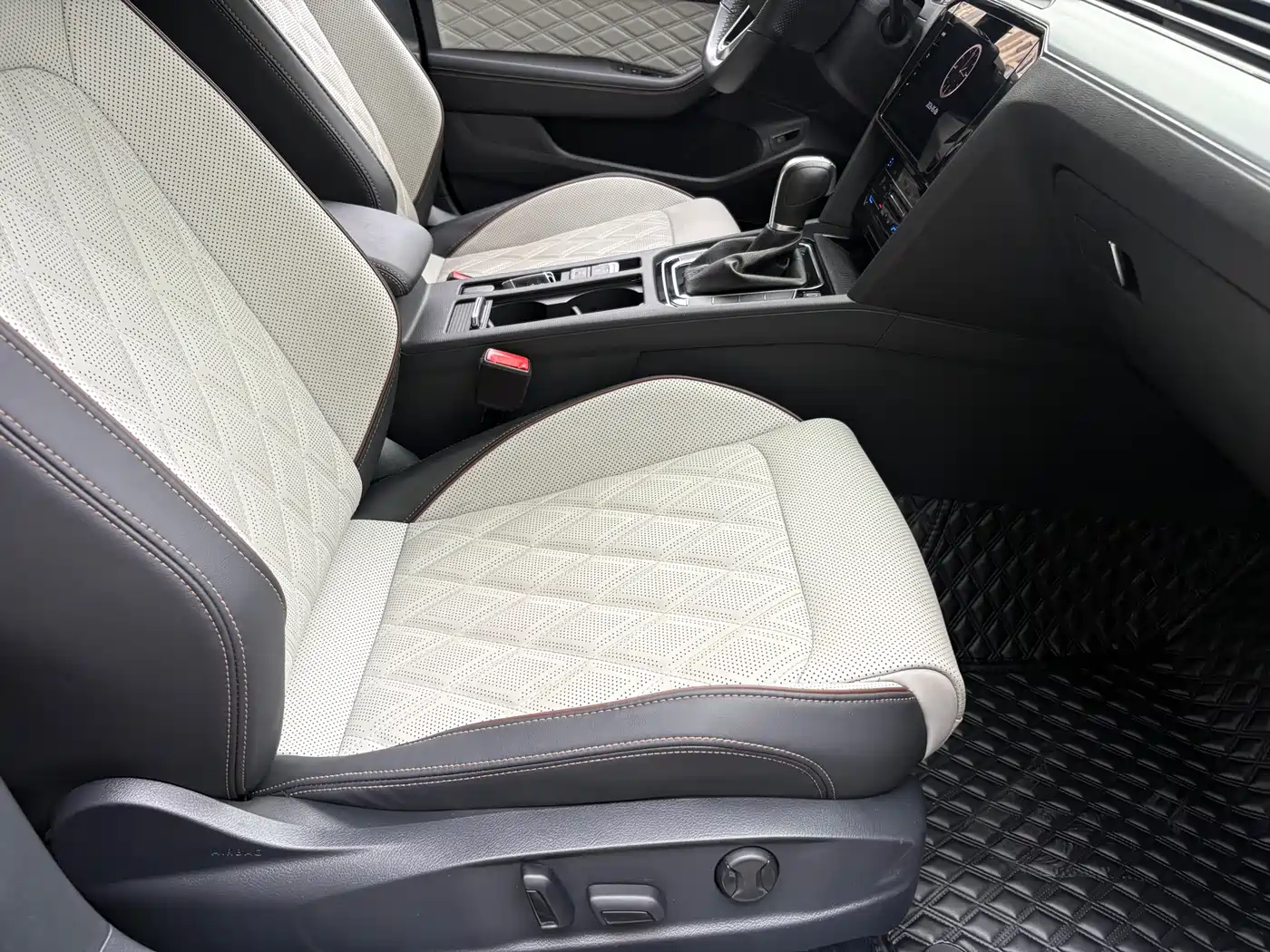 Volkswagen Magotan 2023 Model 2 Million Commemorative Edition 330TSI DSG Luxury фото 6
