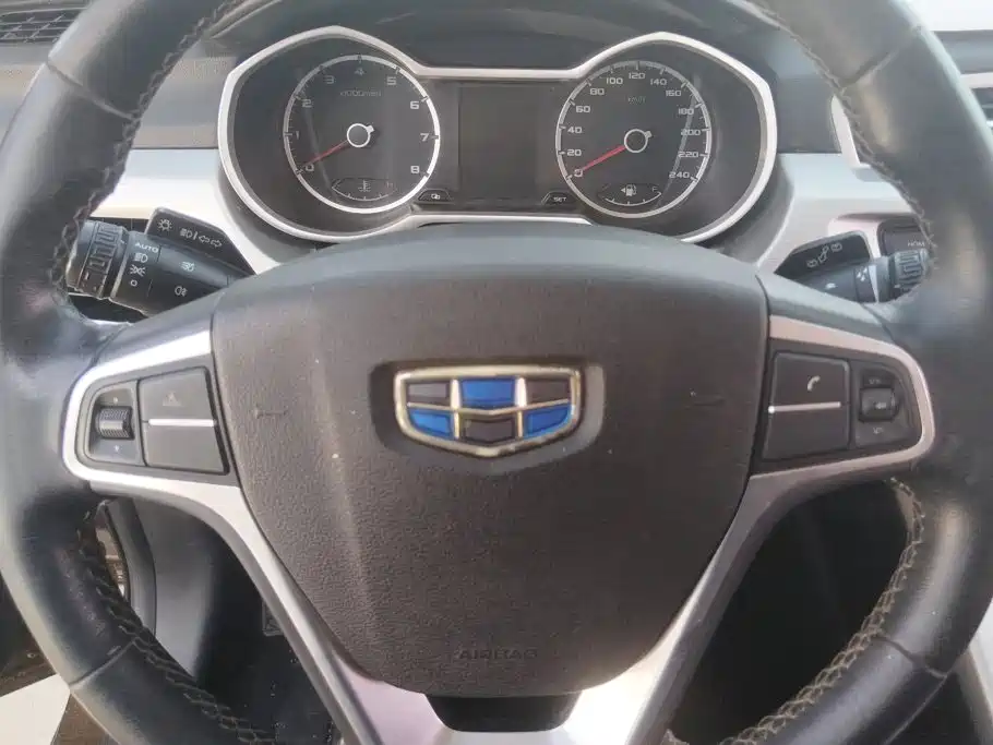Фото 15 - Geely Atlas