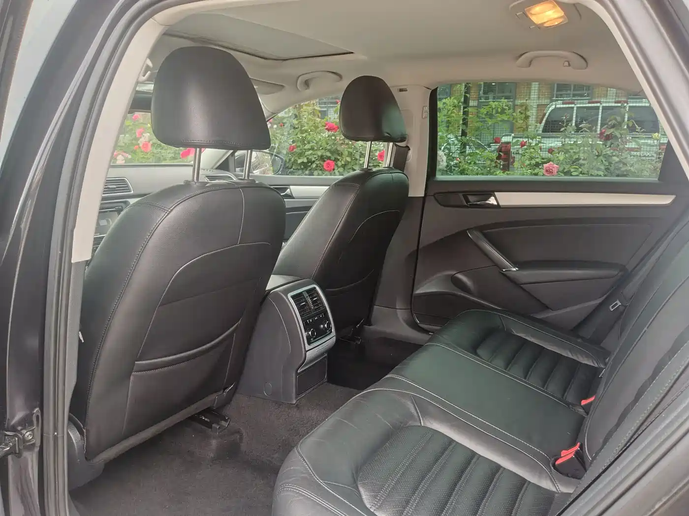 Volkswagen Passat 2014 1.8TSI DSG Executive Navigation Edition фото 16