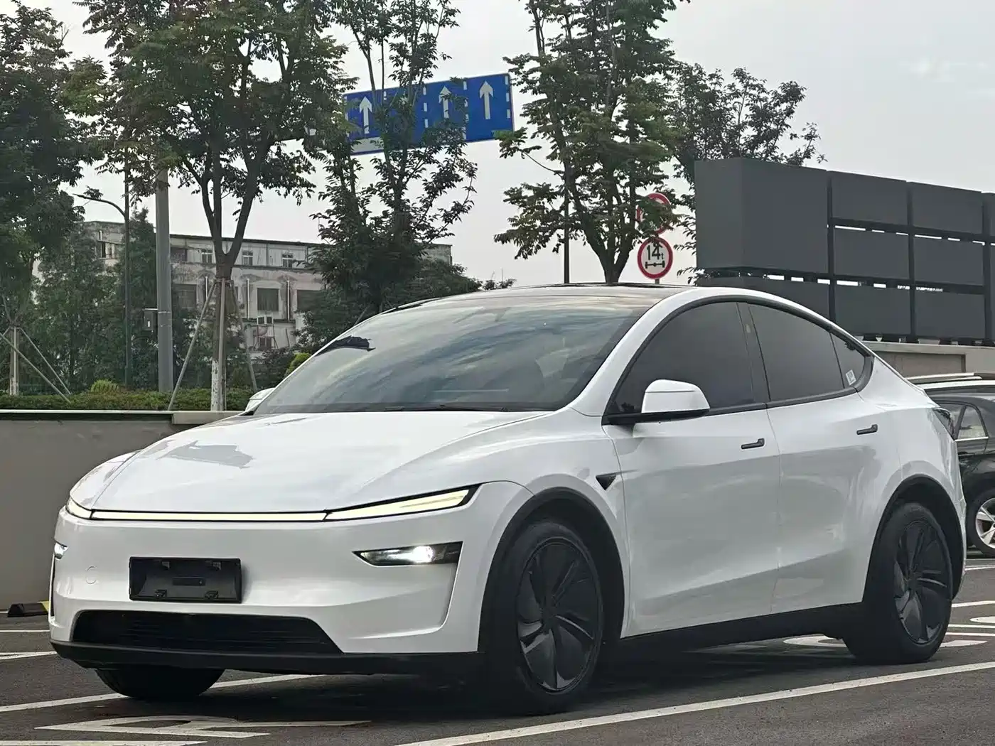 Tesla Model Y 2026 Rear-Wheel Drive