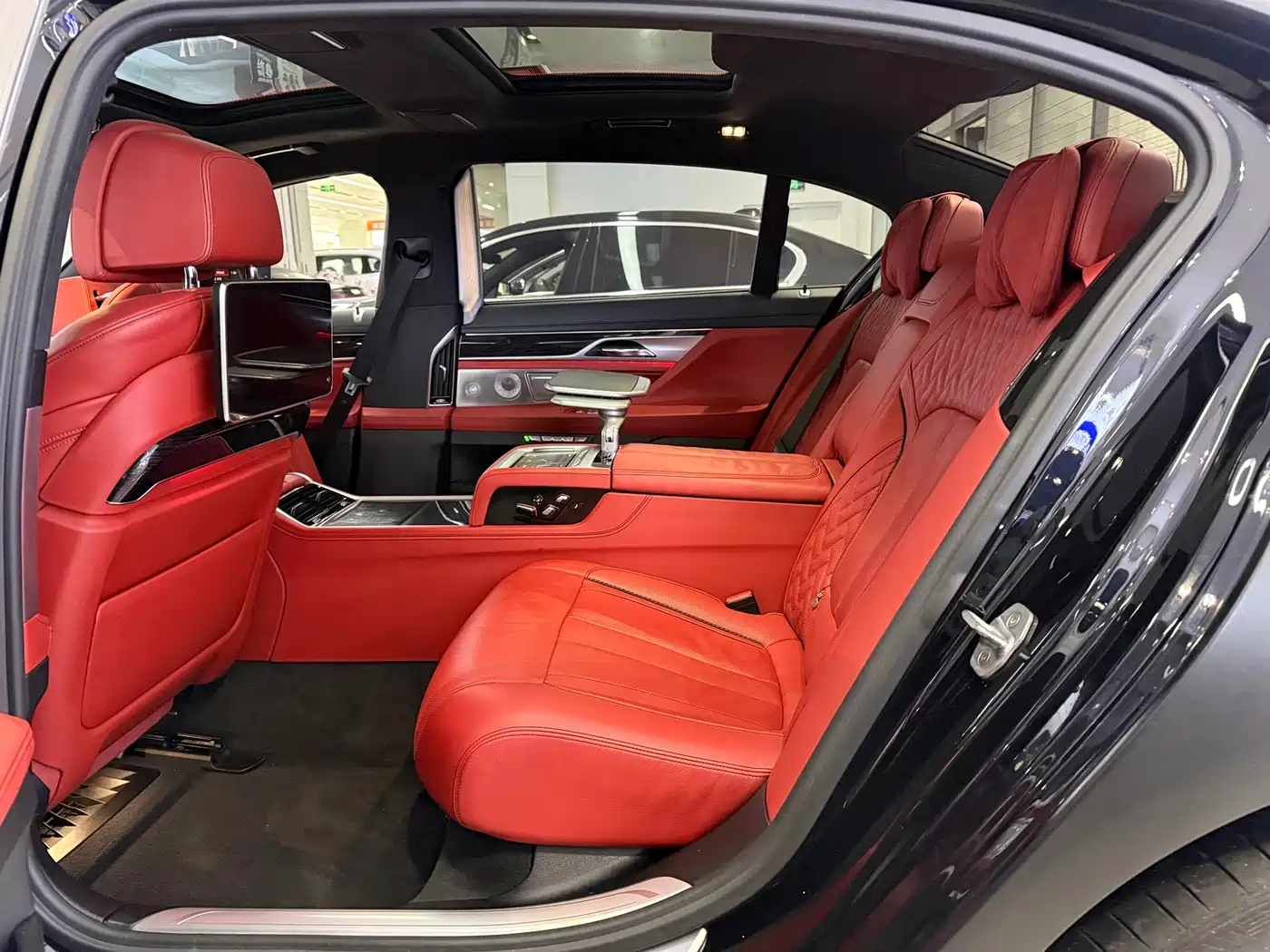 BMW 7 Series 2017 M760Li xDrive Excellence Luxury фото 17