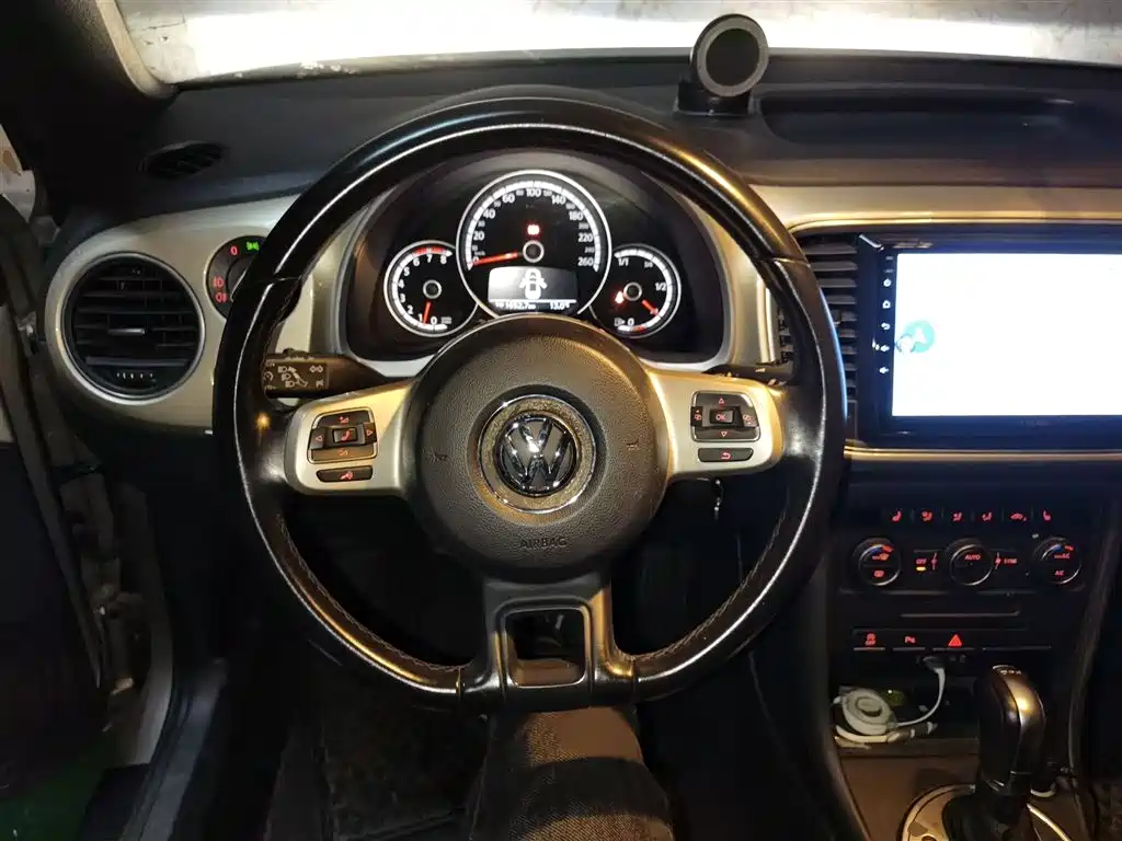 Volkswagen Beetle 2015 180TSI Convertible фото 3