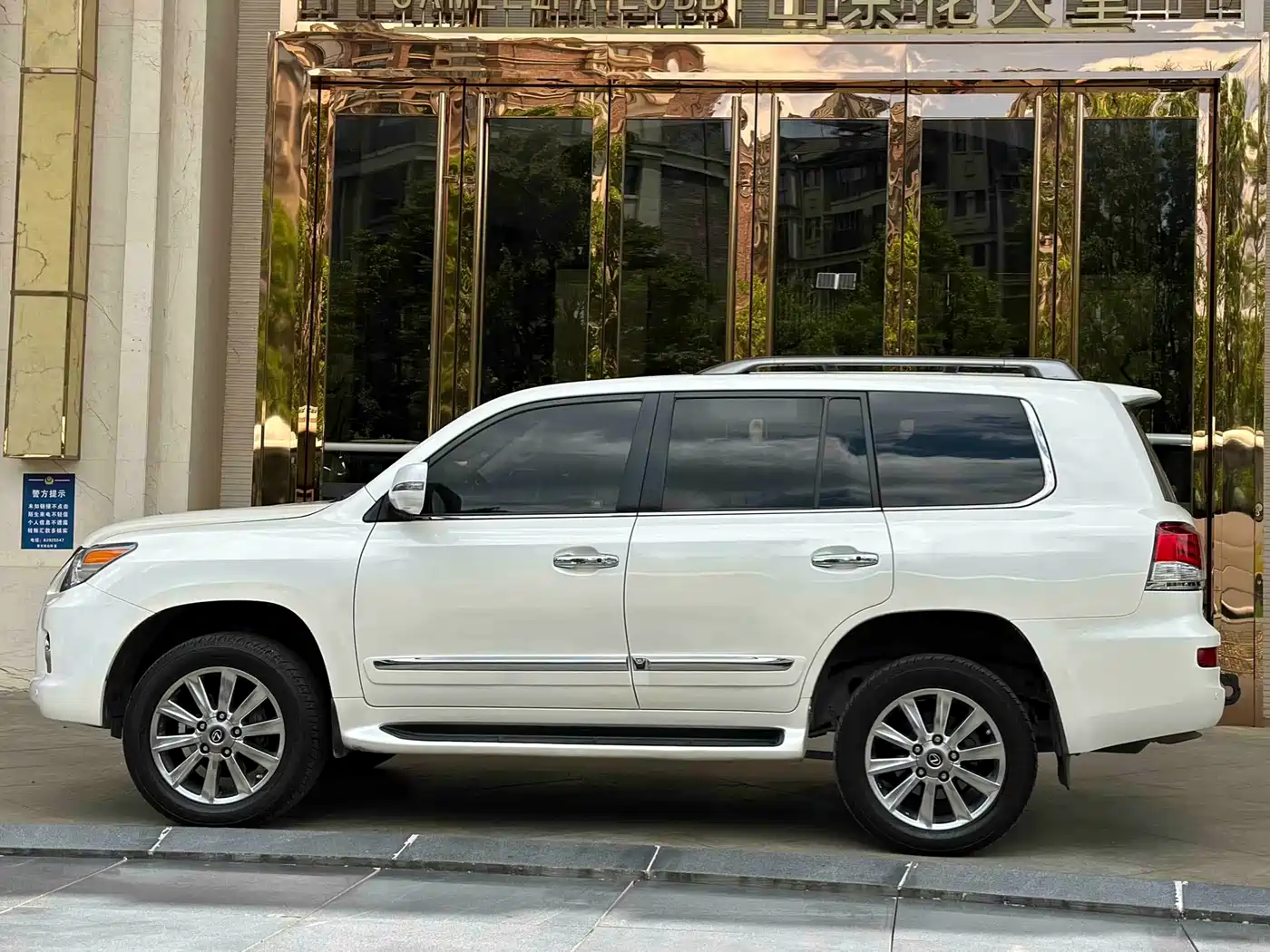 Lexus LX 2013 570 фото 4