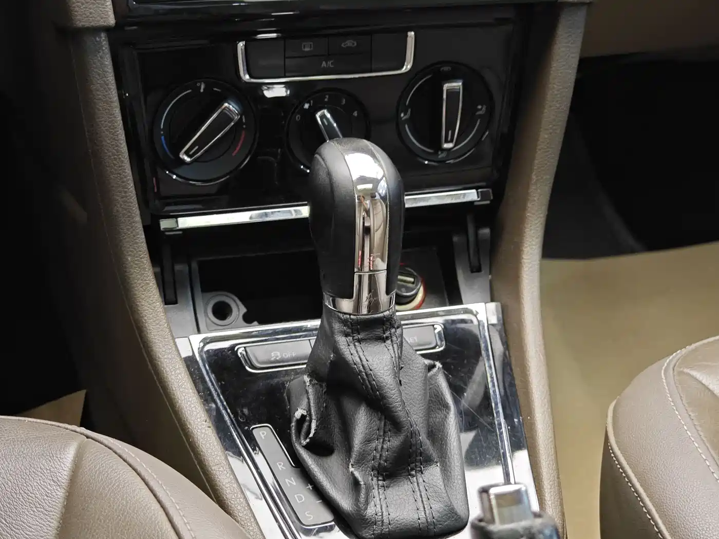 Volkswagen Bora 2014 1.6L Automatic Comfort Edition фото 17