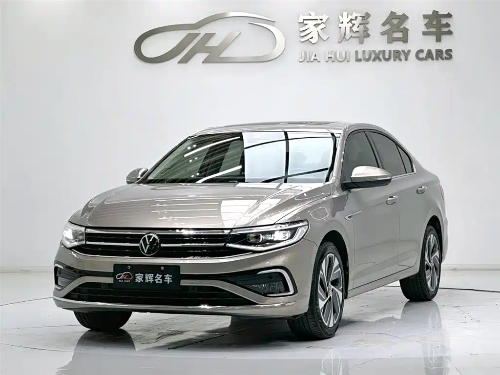 VOLKSWAGEN BORA 2023