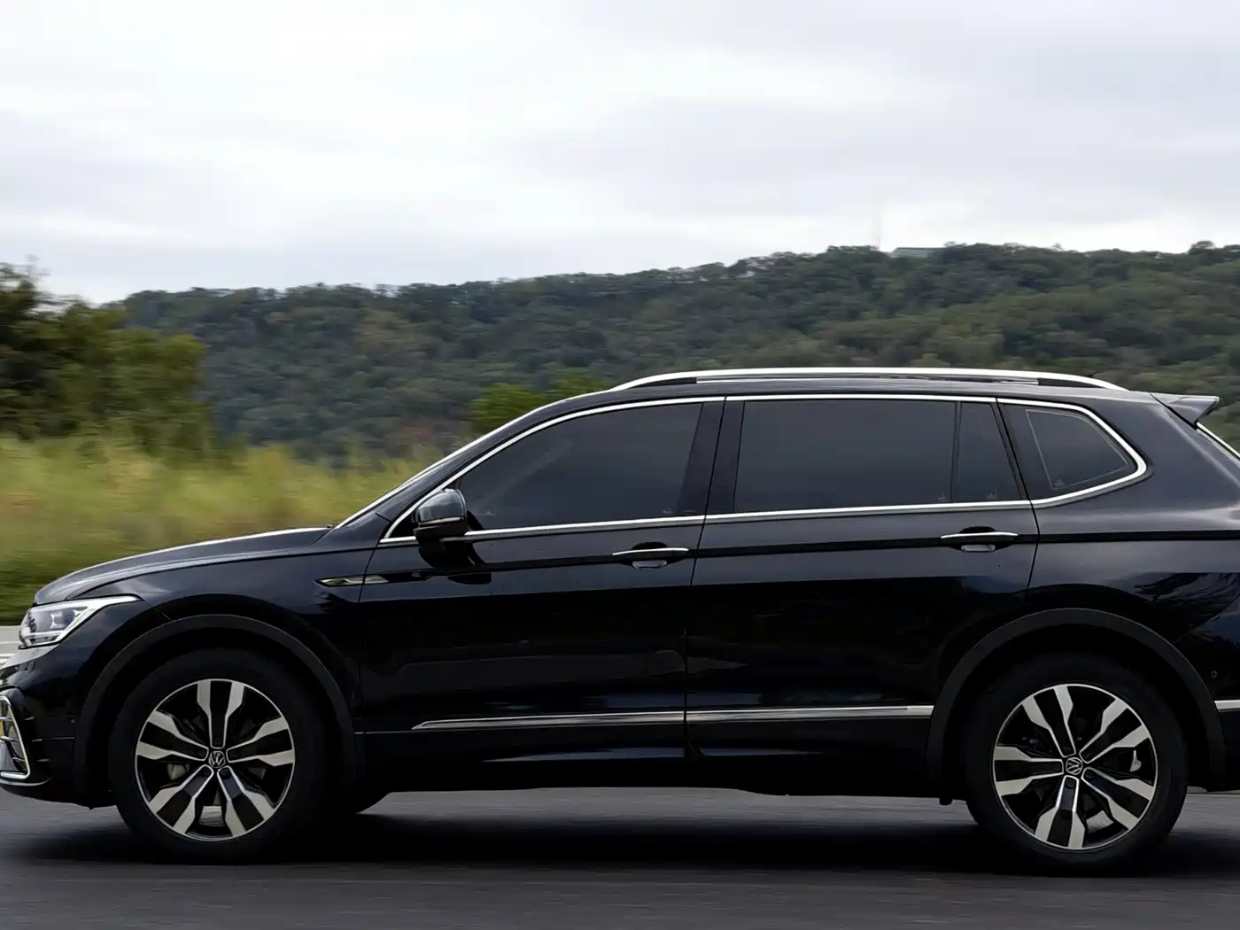 Volkswagen Tiguan L 2023 330TSI Auto 2WD R-Line Premium Edition фото 8