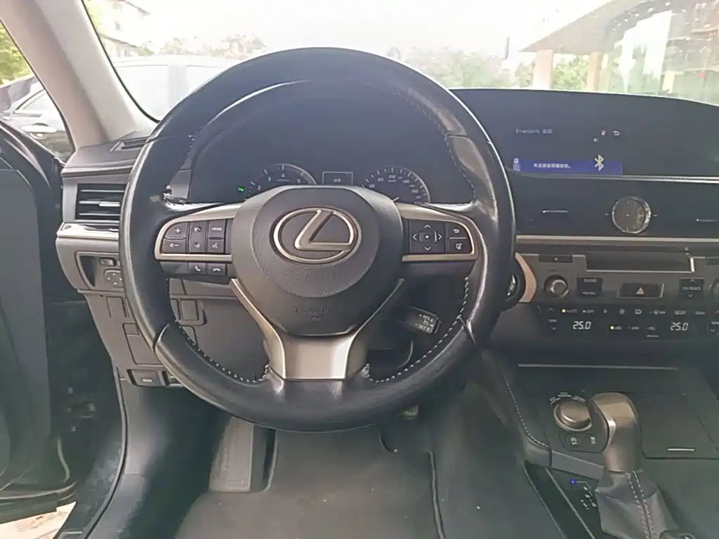 Фото 3 - Lexus ES