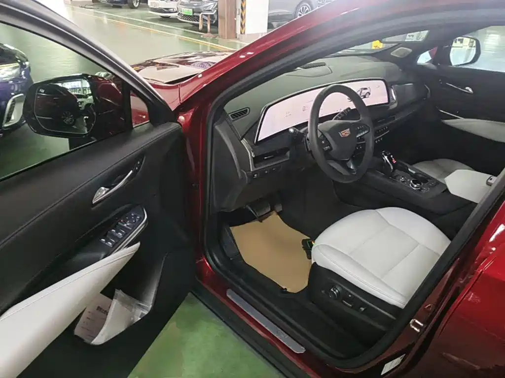 Фото 16 - Cadillac XT4