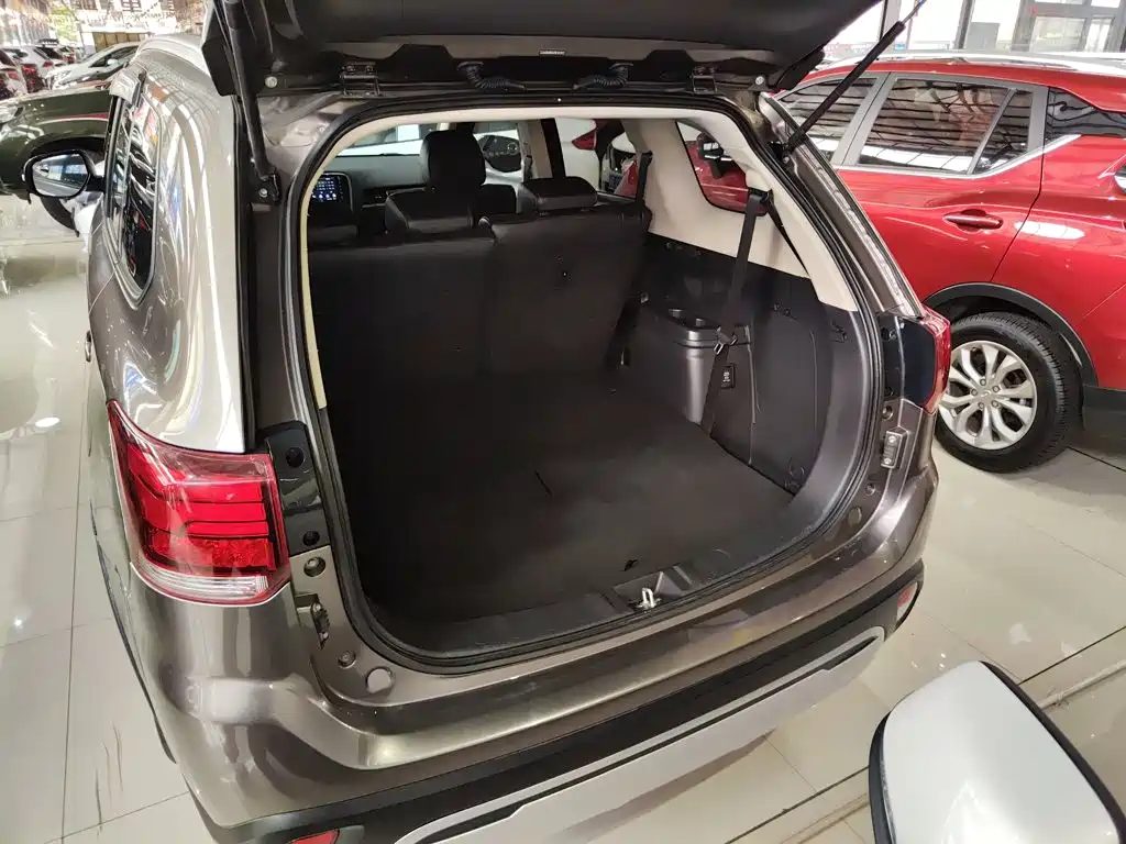 Photo 15 - Mitsubishi Outlander