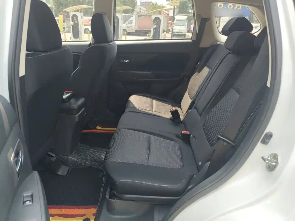 Photo 13 - Mitsubishi Outlander