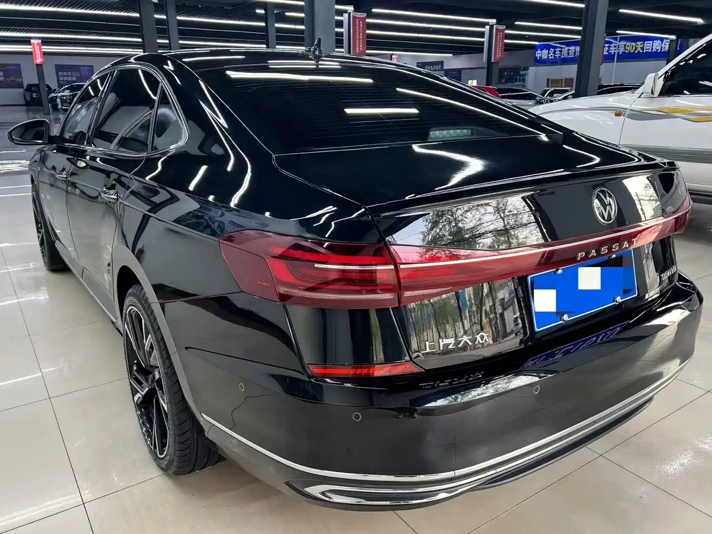 Volkswagen Passat 2022 330TSI Starlight Luxury Edition фото 3