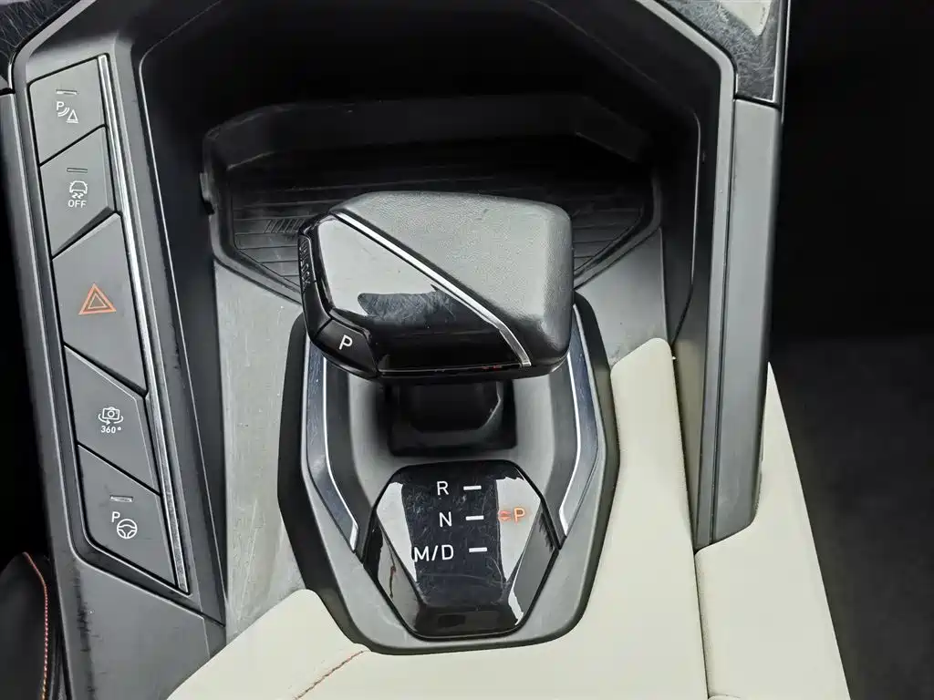 Lynk & Co 06 2020 1.5T Halo фото 13
