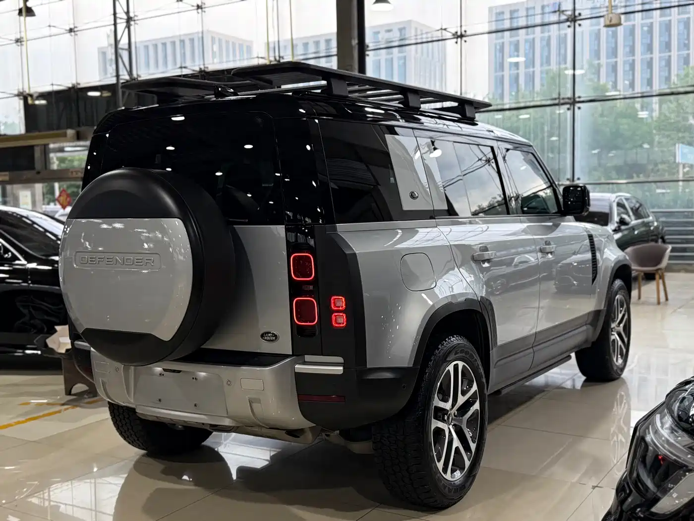 Land Rover Defender 2021 110 P400 Dark Special Edition фото 21