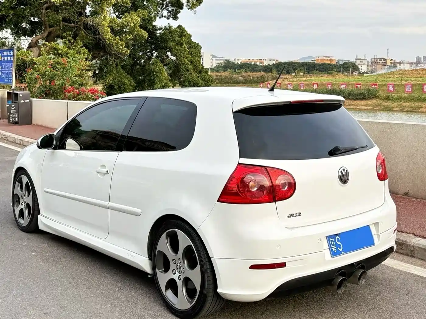 Volkswagen Golf (Import) 2006 GTI 2.0T 3-Door фото 4