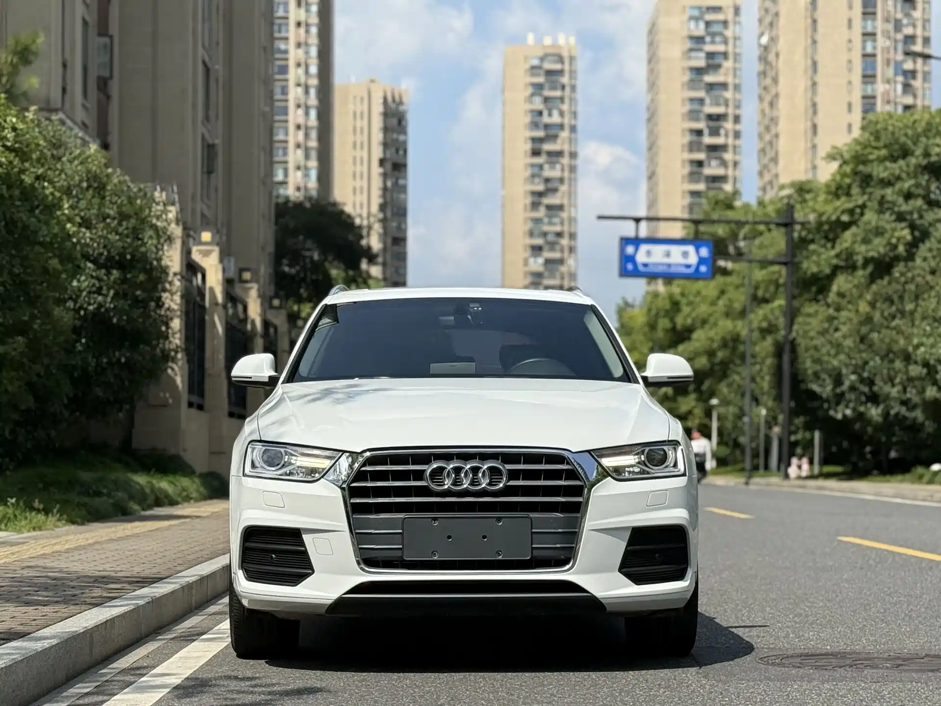 Photo 2 - Audi Q3