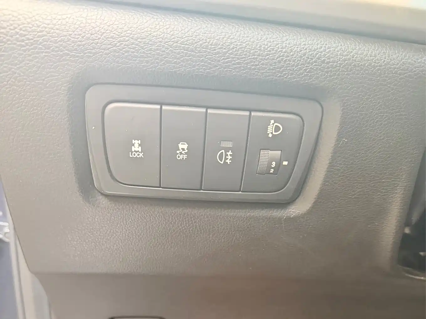 SsangYong Korando 2017 2014 2.0L Gasoline 4WD Automatic Luxury Navigation Edition
