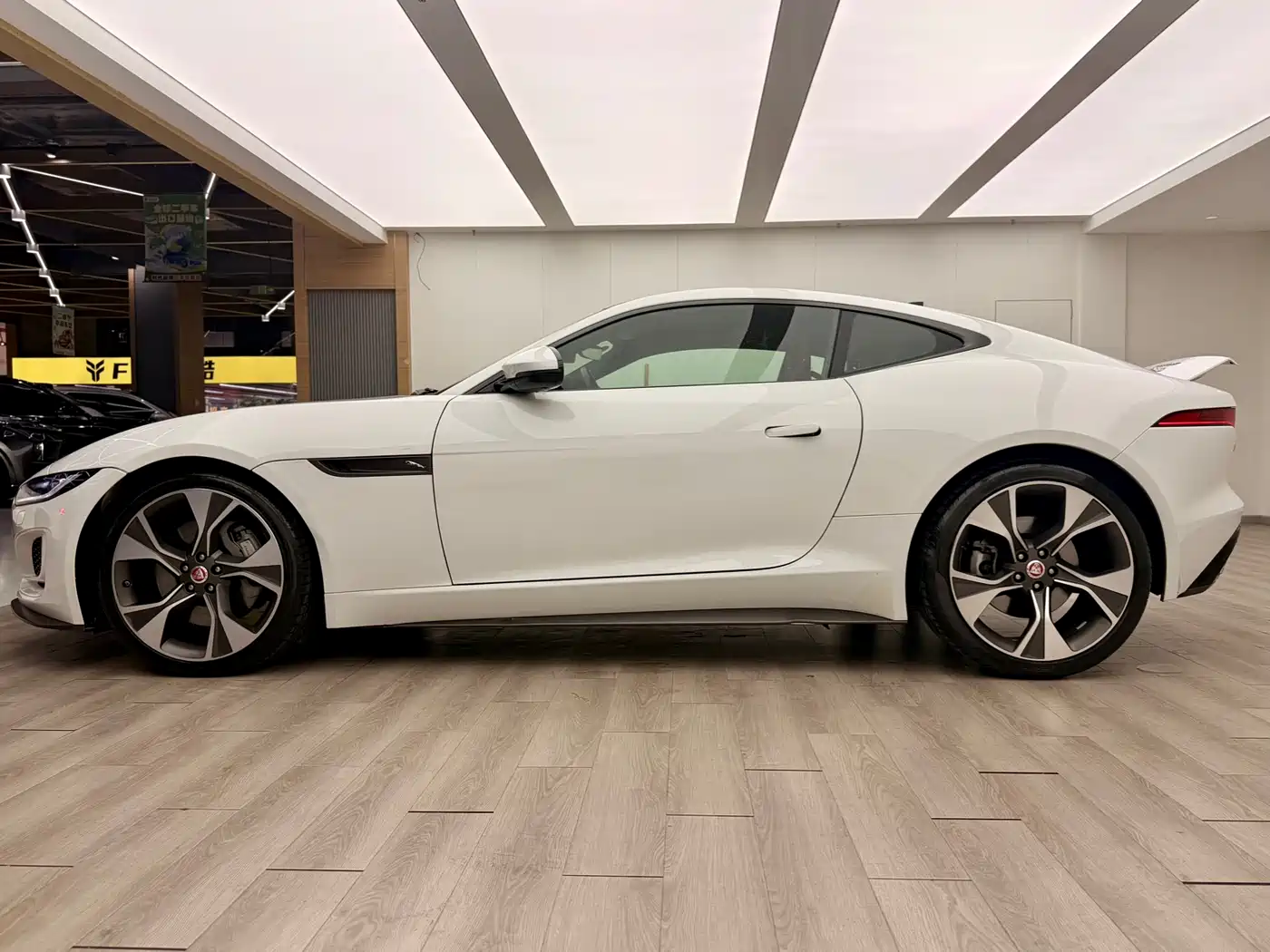 Jaguar F-TYPE 2022 P300 Hardtop R-DYNAMIC BLACK фото 5